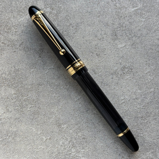 Pilot Custom 823, Translucent Smoke with Gold Trim