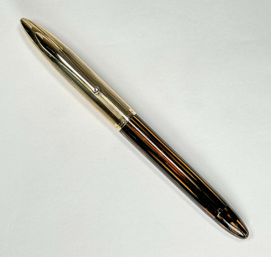 Sheaffer Crest, Triumph 14K Fine Nib, Vac-Fil, Golden Brown with Gold Filled Cap Name/Type: Sheaffer Crest Manufacture Year: 1940s Length: 5 3/8 Filling System: Vacuum Filler, restored with new seals Color/Pattern: Golden Brown with 14K gold filled cap Ni