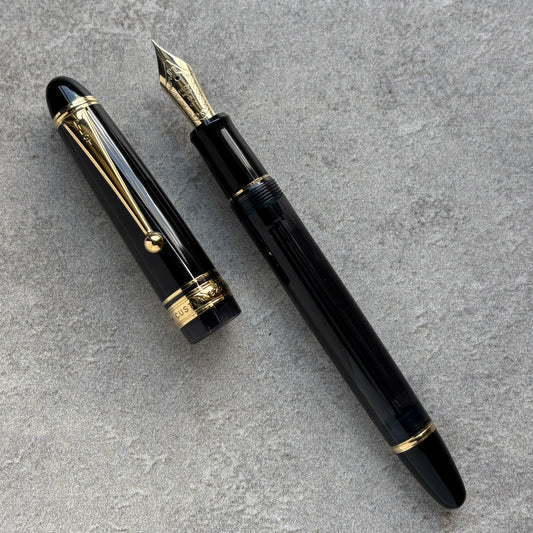 Pilot Custom 823, Translucent Smoke with Gold Trim