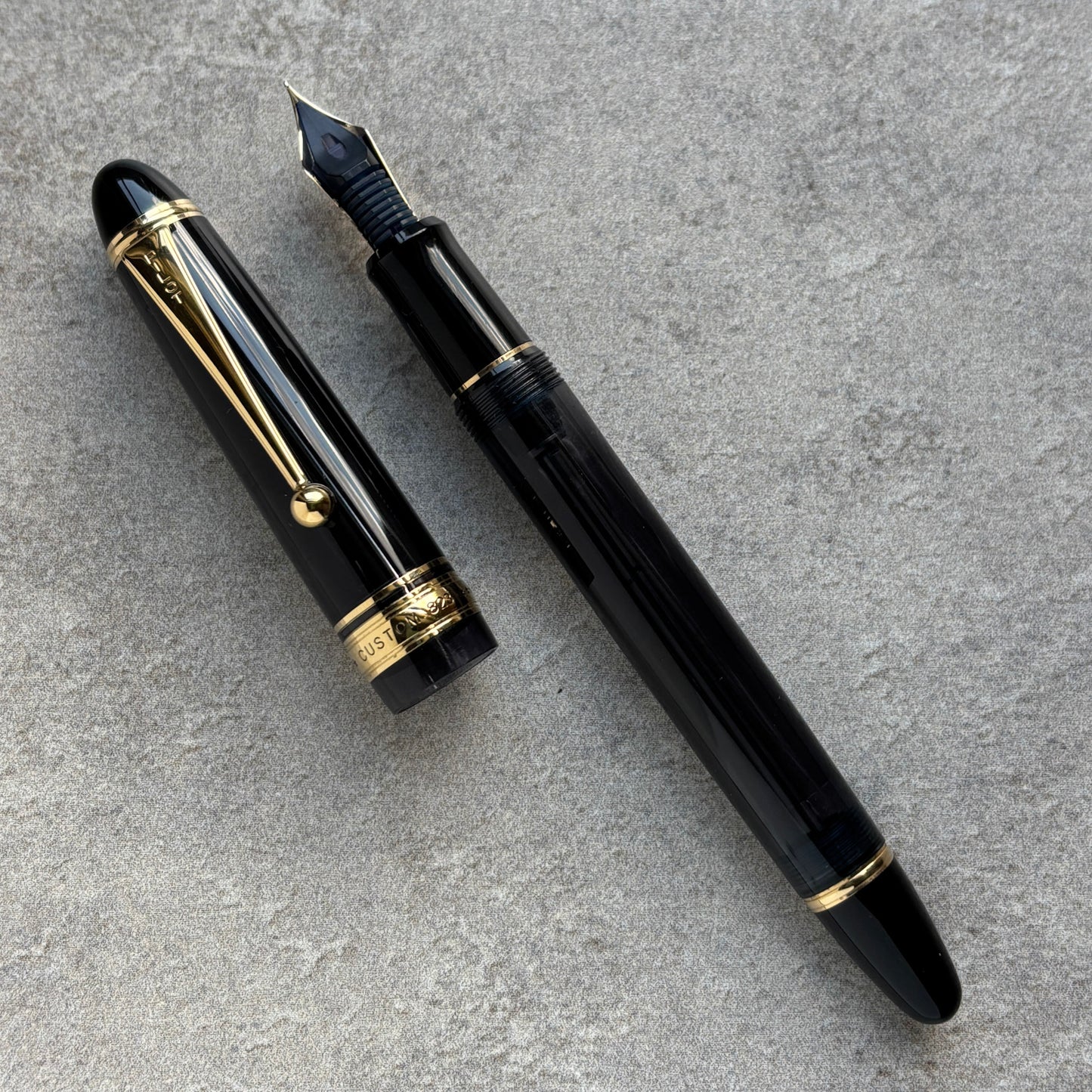 Pilot Custom 823, Translucent Smoke with Gold Trim