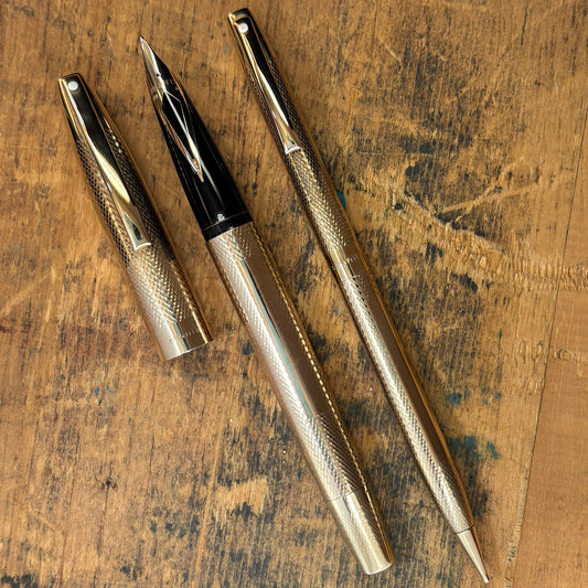 Sheaffer Triumph Vac-Fil Crest Masterpiece Solid 9K, Pen/Pencil SetName/Type: Sheaffer Crest masterpiece Manufacture Year: 1940s Length: 5 1/2 Filling System: Restored Touchdown, with new sacs and o-ring. Color/Pattern: Solid 9K gold made in England, with