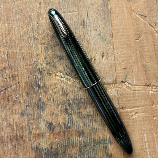 Sheaffer Tuckaway, Marine Green, Restored Vac-FilName/Type: Sheaffer Tuckaway Manufacture Year: 1940s Length: 4 3/8 Filling System: Vac-fil; fully restored Color/Pattern: Marine Green with gold-filled trim Nib Type/Condition and remarks: Large Triumph Lif