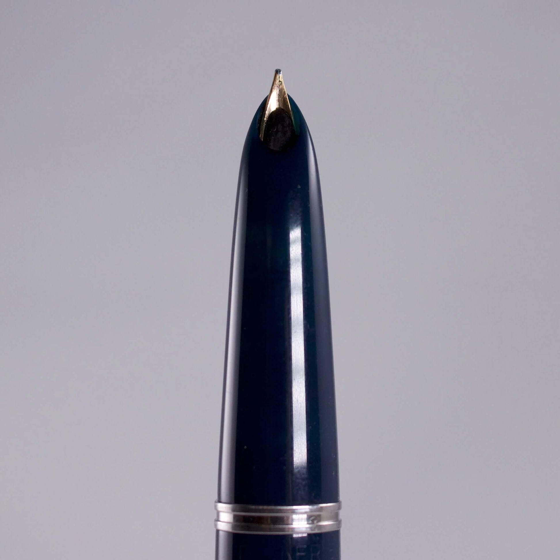 Parker 51 Vacumatic, Cedar Blue, Fine 14K gold nib Type: Vintage Fountain Pen Product Name: Parker 51 Vacumatic Manufacture Year: 1944 Length: 5 3/8 Filling System: Vacumatic, new diaphragm Color/Pattern: Cedar Blue, Lustraloy Cap, Split Arrow Clip Nib Ty
