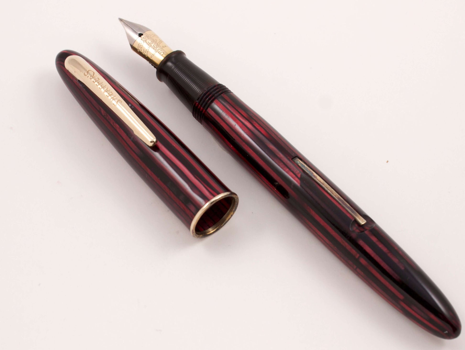 Sheaffer Craftsman Lever Filler, Carmine Red. Number 5 Feather Touch 14K Gold Nib Fine Point. Type: Lever Filler Vintage Fountain Pen Product Name: Sheaffer Craftsman Manufacturer and Year: Approx. 1945 Length: 5 Inches Filling System: Lever Filler, with