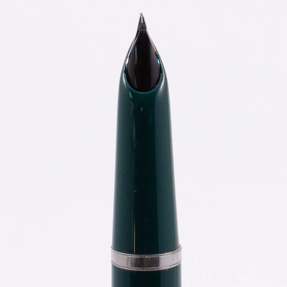 Parker 21, Deluxe Aerometric Filler, Green, Lined Cap with Gold Plated Clip Type: Parker Fountain Pen Product Name: Parker 21 Deluxe Manufacture Year: 1952 Length: 5 1/4 Filling System: Aerometric Color/Pattern: Green Nib Type/Condition and remarks: Fine