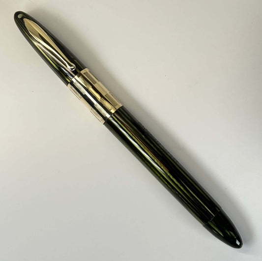 Sheaffer Triumph Vac-fil, Extra-wide cap Band, Marine Green with Gold-filled trim, Medium Two-tone Nib Length: 5 1/8 Filling System: Vacuum-Fil; restored with new seals Color/Pattern: Marine Green with gold-filled trim Nib Type/Condition and remarks: Medi