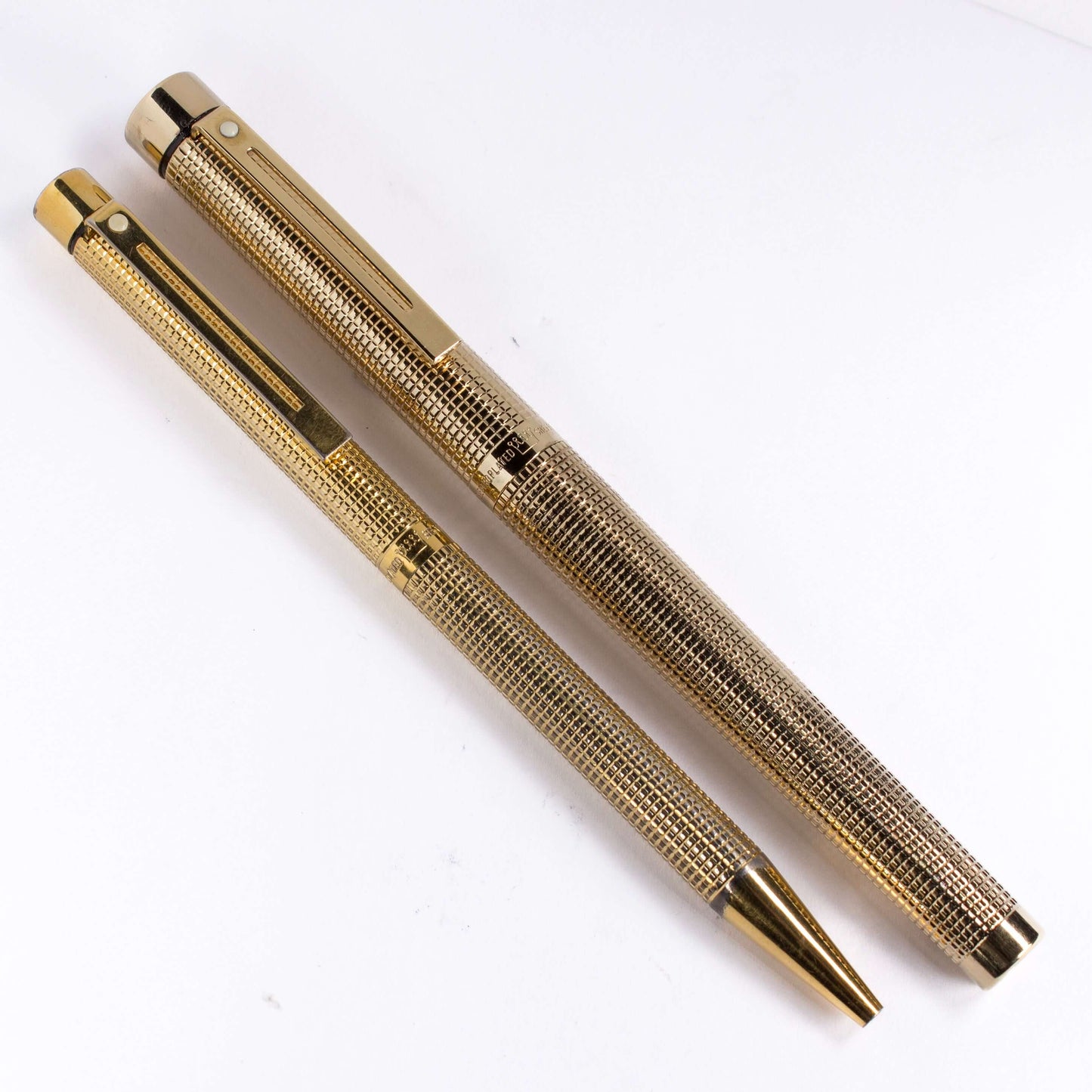 ${titleName/Type: Sheaffer Targa Fountain Pen/Ballpoint Set Manufacture Year: 1980's Length: 5 5/16 Filling System: Sheaffer Cartridge or Converter Color/Pattern: Gold Plated Basket Weave Nib Type/Condition and remarks: Fine 14K Inlaid Nib Condition: ﻿Exc