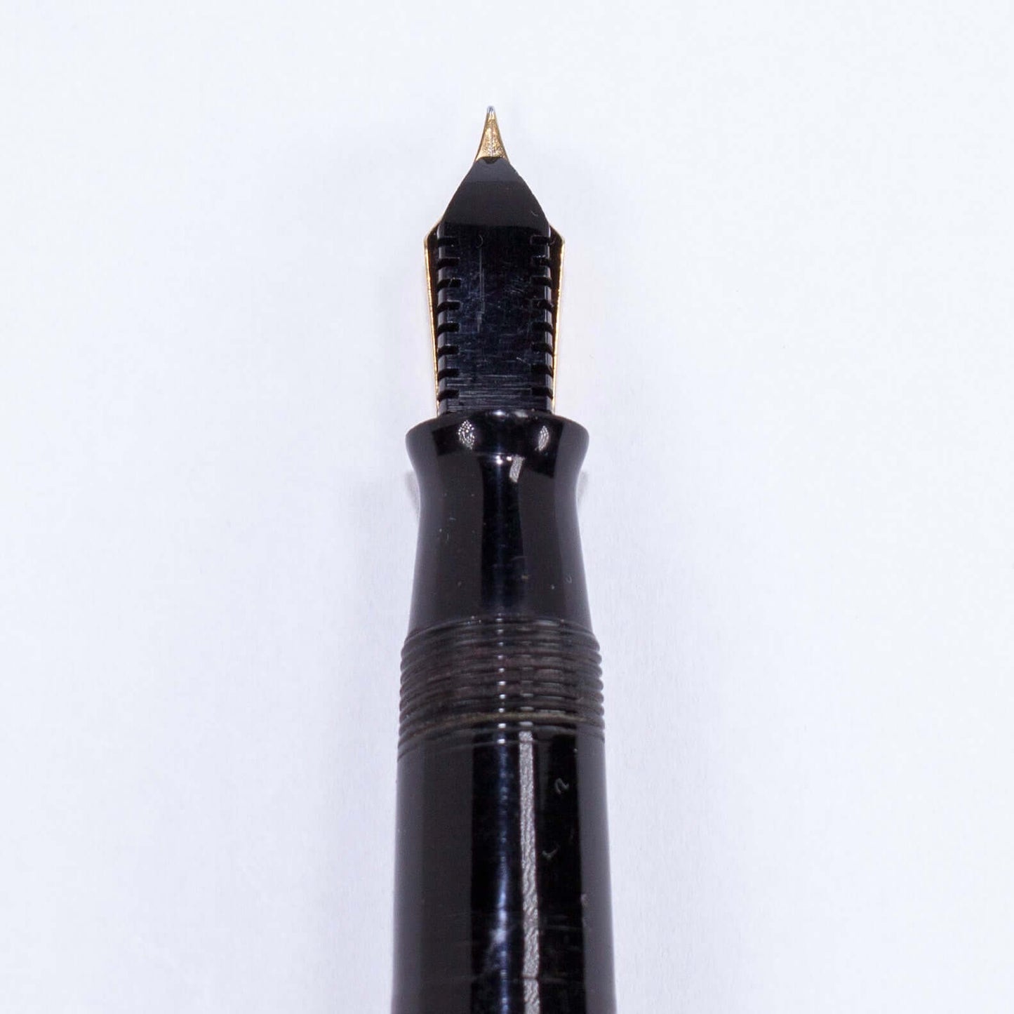 Parker Vacumatic Debutante Vintage Fountain Pen, 14K Fine Nib.Name/Type: Parker Vacumatic Debutante Fountain Pen, 14K Fine Nib Manufacture Year: 1944 Length: 4 7/8 Filling System: Restored Vacumatic with plastic plunger Color/Pattern: Laminated Black Nib