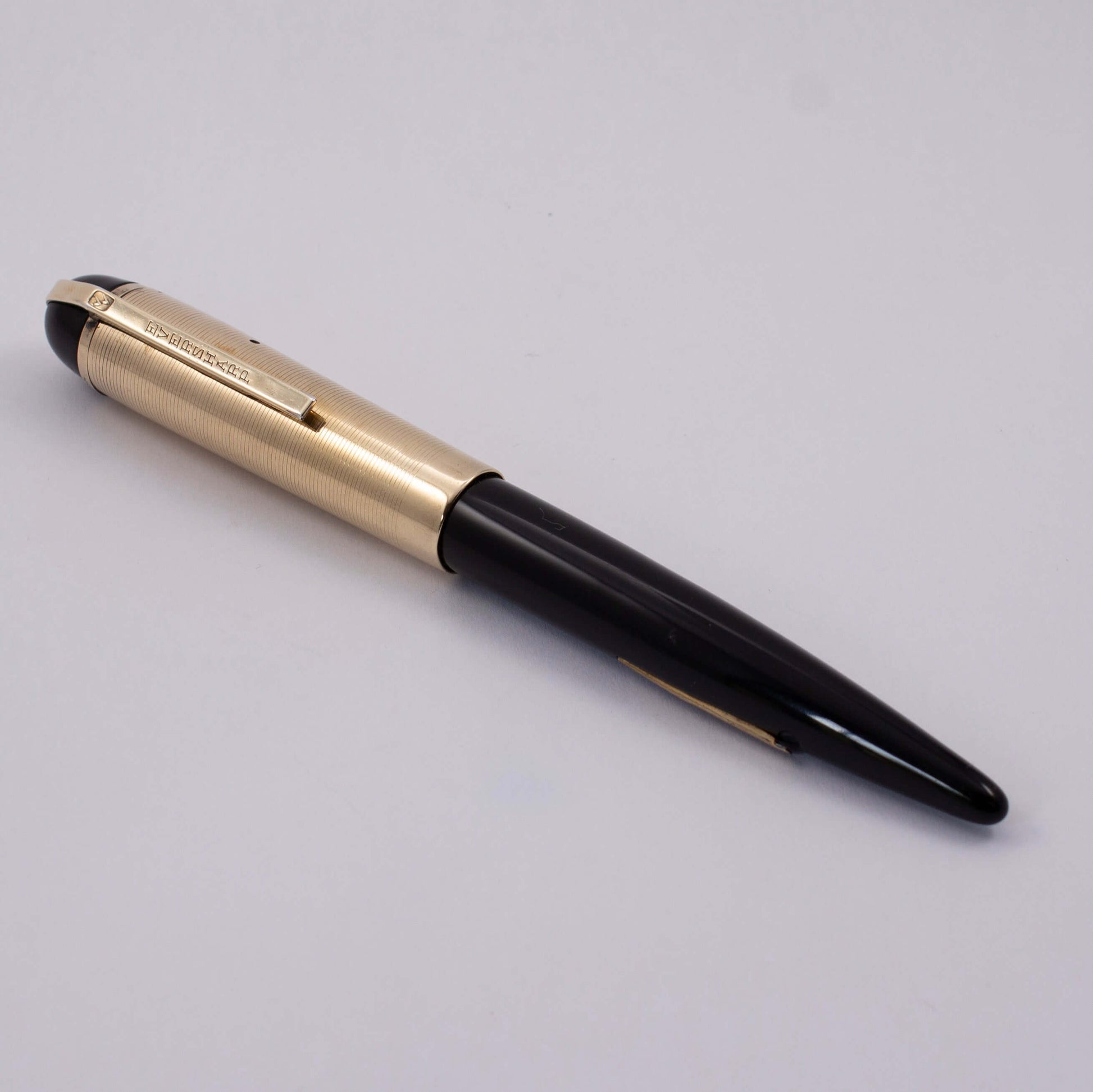 Eversharp Skyline Fountain Pen, Black Barrel and Derby, Gold Filled Lined Cap. Gold Filled Trim, Extra Fine 14k Nib Type: Restored Lever Filling Fountain Pen Product Name: Eversharp Skyline Manufacture Year: 1940's Length: 5 1/4 Filling System: Lever Fill