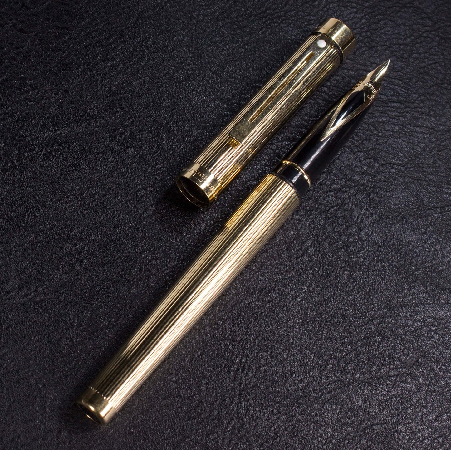 ${titleName/Type: Sheaffer Targa Manufacture Year: 1980's Length: 5 5/16 Filling System: Sheaffer Cartridges or Converter Color/Pattern: Gold Plated Lined Pattern Nib Type/Condition and remarks: Medium 14K inlaid nib. Condition: ﻿Excellent Condition no de