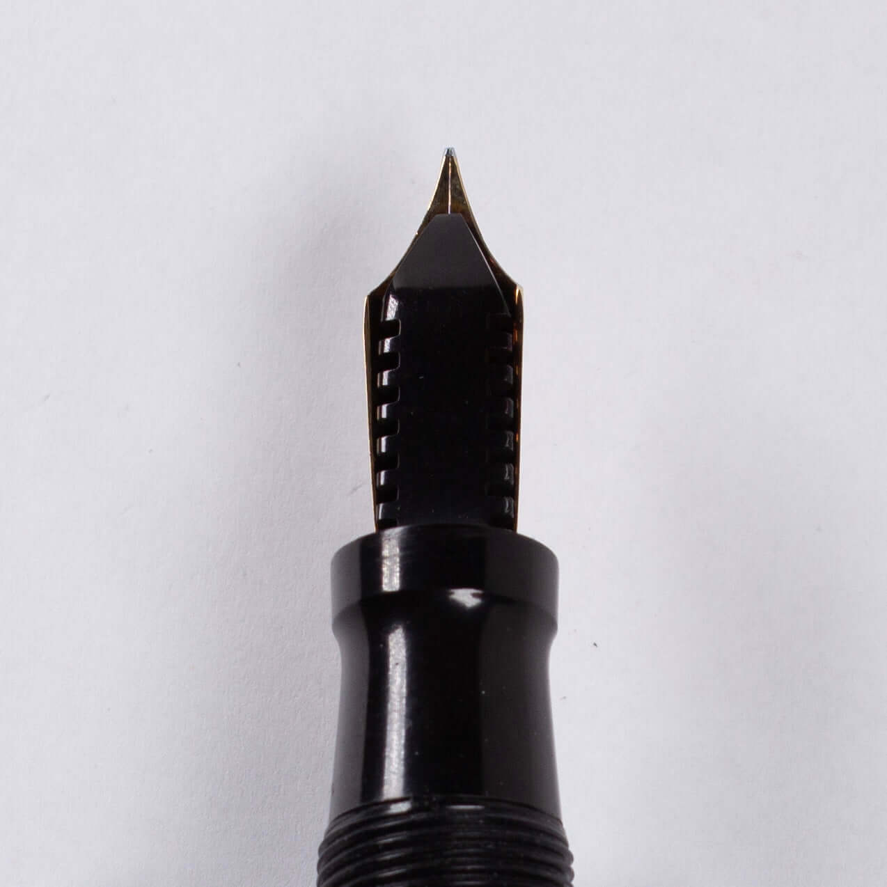 ${titleType: Vintage lever fill fountain pen Product Name: Sheaffer Oversize Lifetime Balance Manufacturer and Year: 1930's Length: 5 5/8 Filling System: Lever fill Color/Pattern: Black Nib Type/Condition and remarks: 14K Lifetime fine point Condition: Ex
