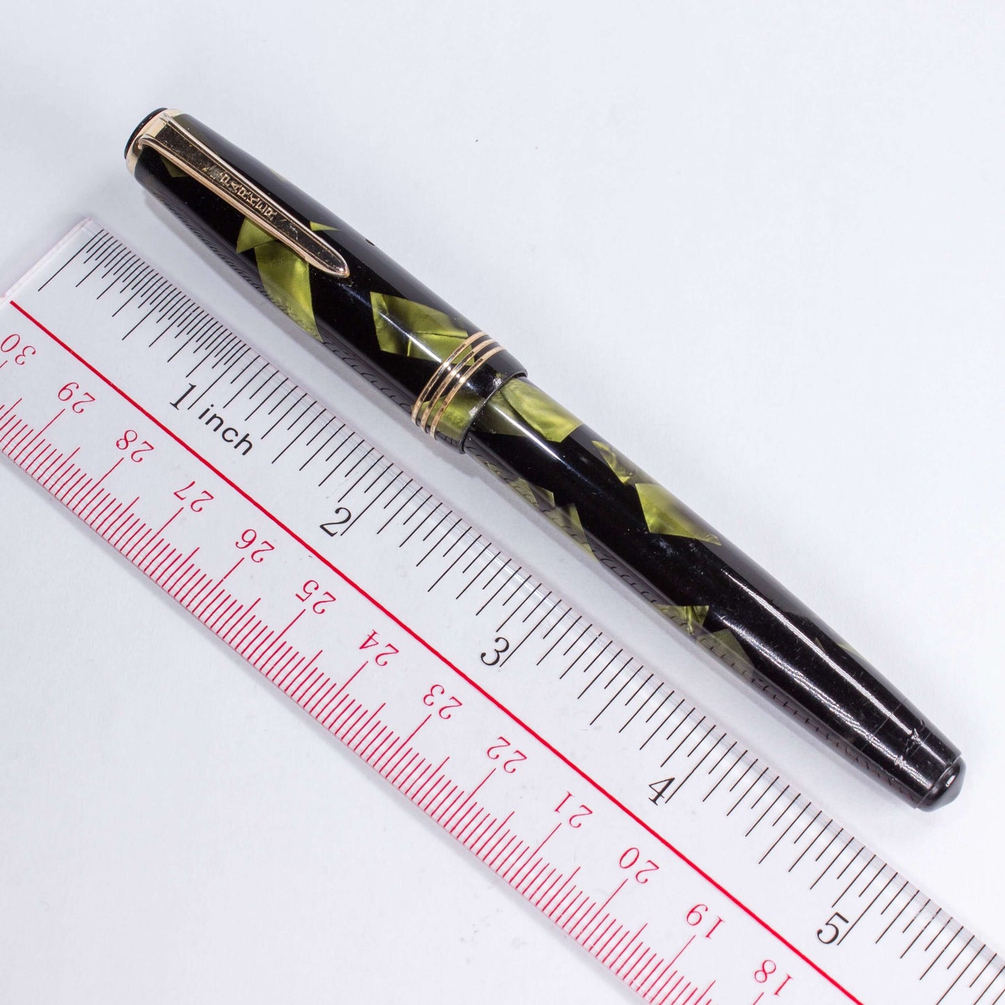 Parker Challenger Fountain Pen, Green Marbled, Gold Filled Clip and three Cap Bands, Button Filler, 14K Gold Nib Name/Type: Parker Challenger Restored Vintage Fountain Pen Manufacture Year: 1930s Length: 5 Filling System: Button Filler Color/Pattern: Gree