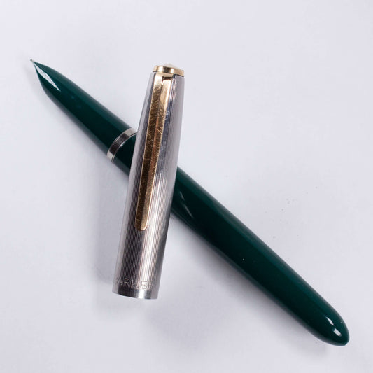 Parker 21, Deluxe Aerometric Filler, Green, Lined Cap with Gold Plated Clip Type: Parker Fountain Pen Product Name: Parker 21 Deluxe Manufacture Year: 1952 Length: 5 1/4 Filling System: Aerometric Color/Pattern: Green Nib Type/Condition and remarks: Fine