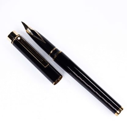 ${titleName/Type: Sheaffer Targa Manufacture Year: Circa 1980s Length: 5 3/8 Filling System: Cartridge/Converter Color/Pattern: Lacquer Black Nib Type/Condition and remarks: 14K inlaid nib, medium. Condition: ﻿Excellent condition, tiny nick on the barrel,