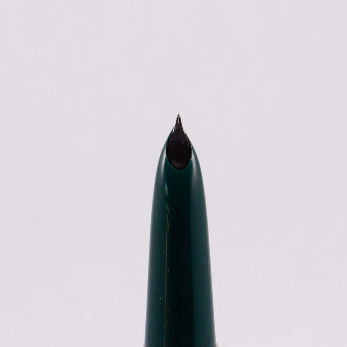 Parker 21, Deluxe Aerometric Filler, Green, Brushed Cap and Ridged Clip Type: Parker Fountain Pen Product Name: Parker 21 Deluxe Manufacture Year: 1952 Length: 5 1/4 Filling System: Aerometric Color/Pattern: Green Nib Type/Condition and remarks: Fine Stee