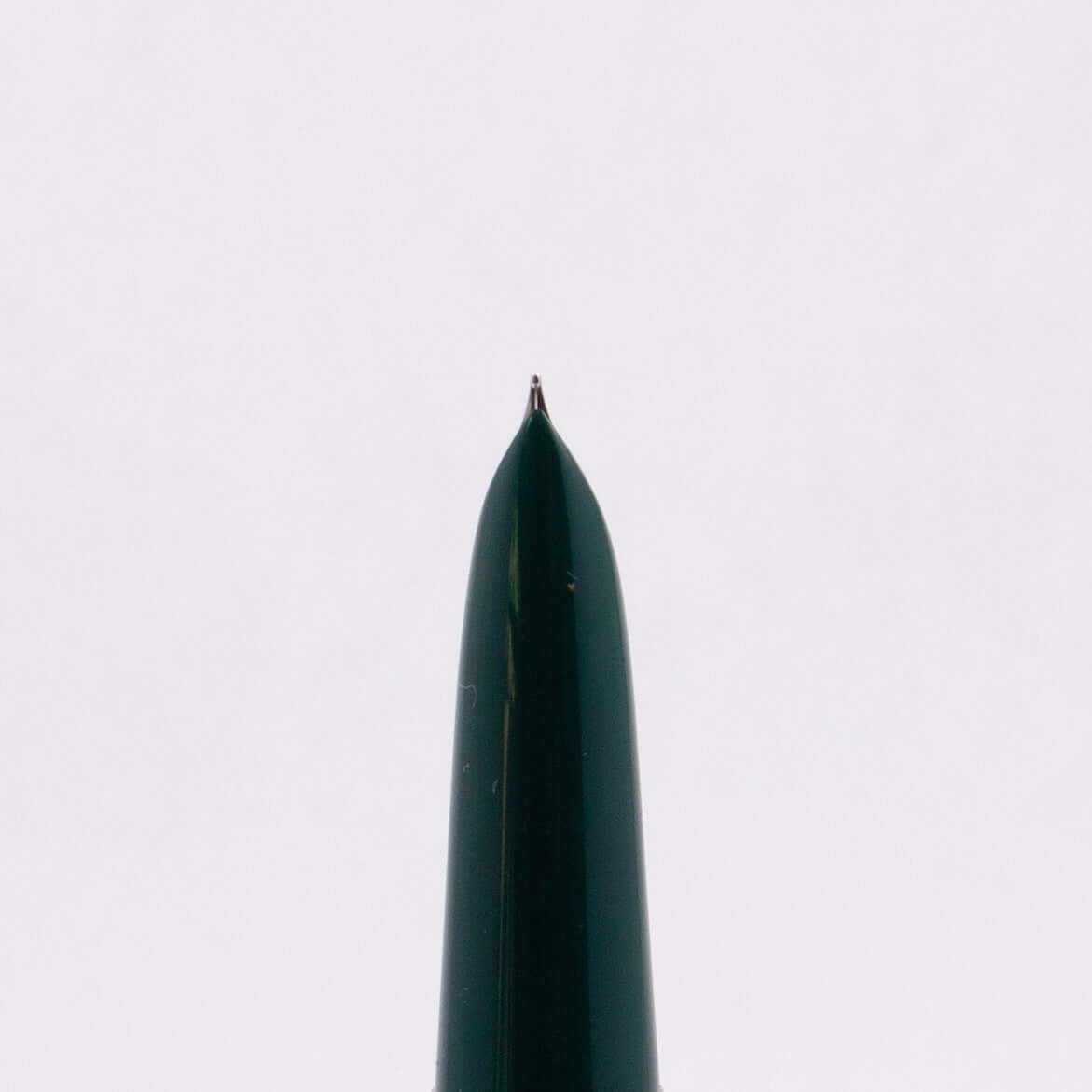 Parker 21, Deluxe Aerometric Filler, Green, Brushed Cap and Ridged Clip Type: Parker Fountain Pen Product Name: Parker 21 Deluxe Manufacture Year: 1952 Length: 5 1/4 Filling System: Aerometric Color/Pattern: Green Nib Type/Condition and remarks: Fine Stee