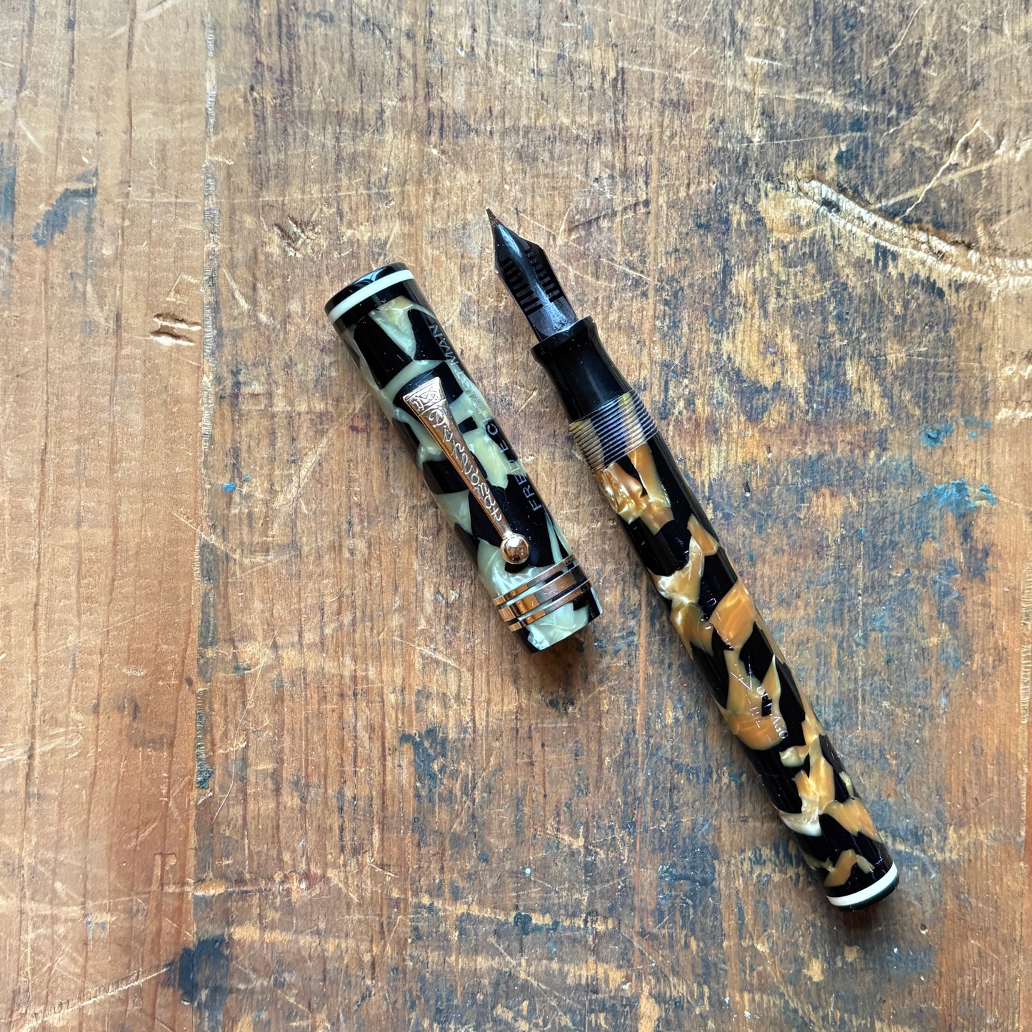 Diamond Medal Oversized Black and Pearl Fountain Pen