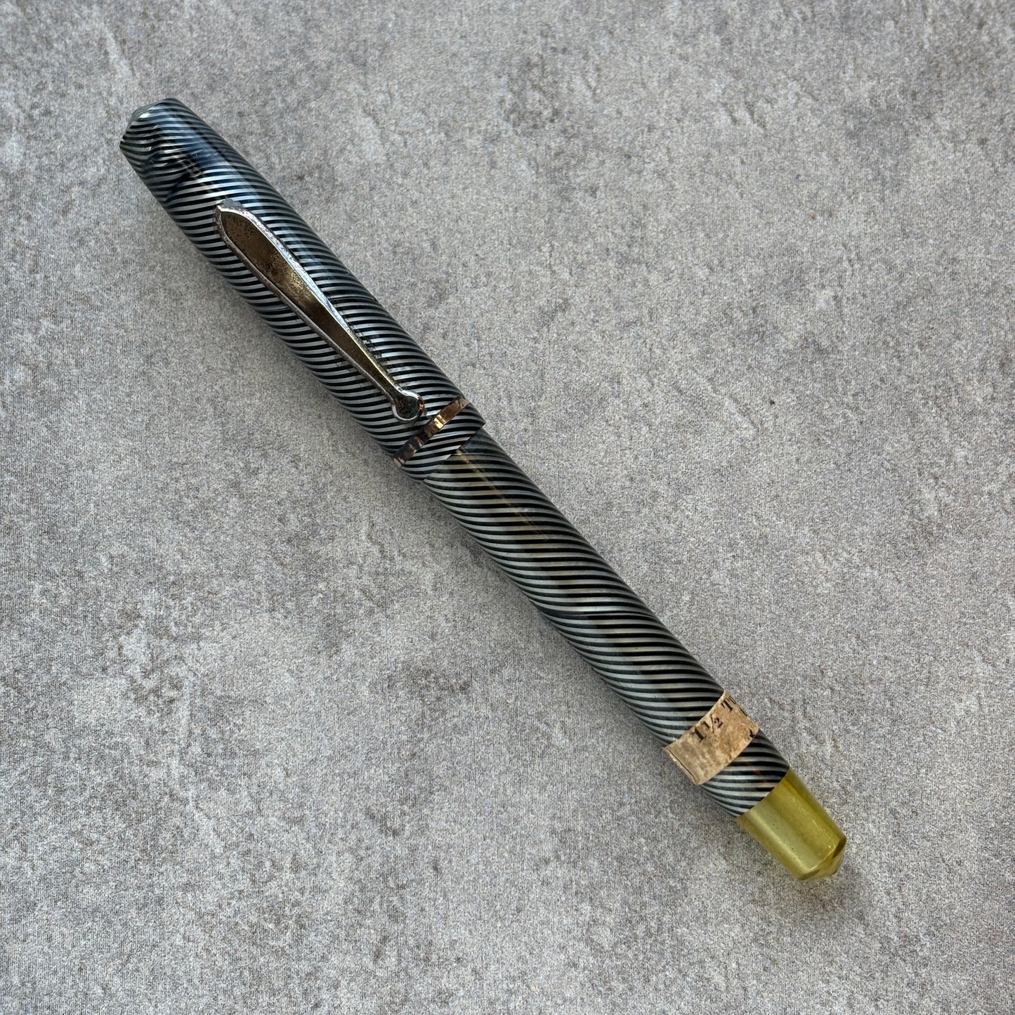 Vacuum Fil (Sheaffer Sub Brand), Twist fill, Black and Gray