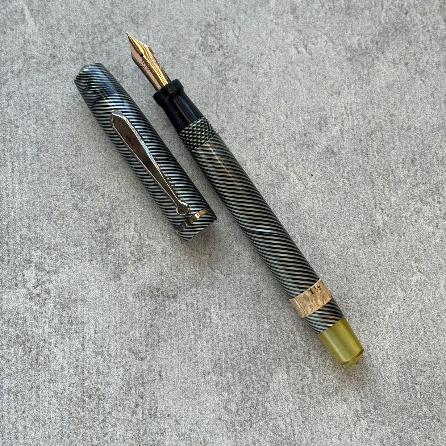 Vacuum Fil (Sheaffer Sub Brand), Twist fill, Black and Gray