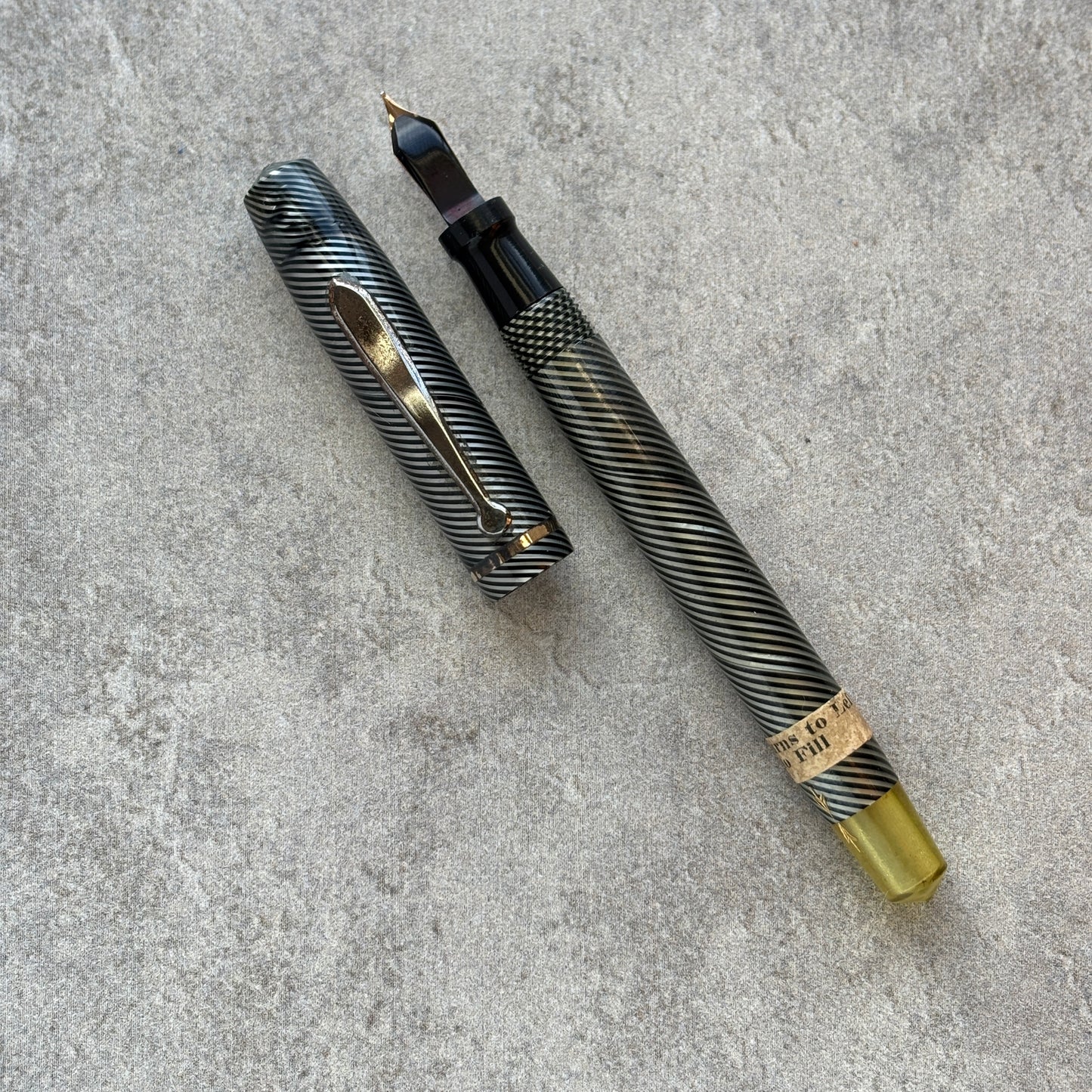 Vacuum Fil (Sheaffer Sub Brand), Twist fill, Black and Gray